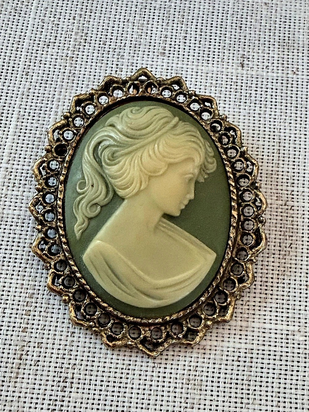 Cameo Brooch pendant Vintage Green & Gold